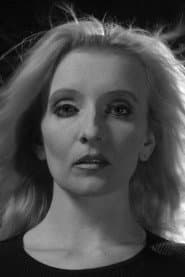 Justine Baker dans le rôle de Shaman