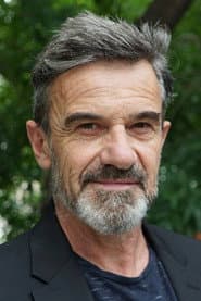 Gabriel Fernández dans le rôle de Sargento Primero