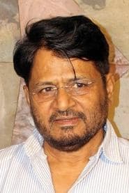 Raghubir Yadav as Dayashankar Pandey