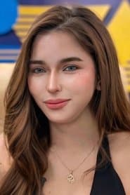 Roxanne De Vera dans le rôle de Liza