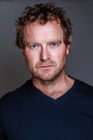 Nicholas Pauling dans le rôle de Lon