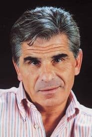 Pedro Ruiz dans le rôle de Padre Santiago