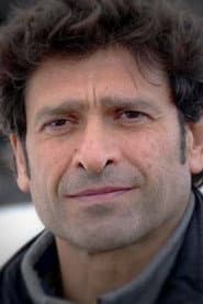 Cesare Apolito في دور Walter Cusina