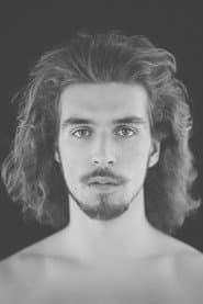 Alexi Carpentieri في دور Buck Blossom