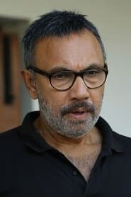 Sathyaraj dans le rôle de Padre Elvis Karim Prabhakar