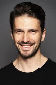 Emre Kızılırmak dans le rôle de Barış Ataberk