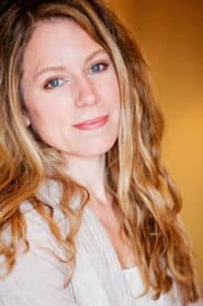 Emily Jones dans le rôle de Red Blake