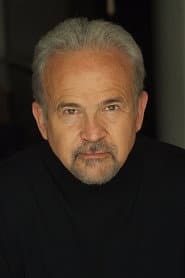 Barry Onody dans le rôle de Lt. Carl Dorfman