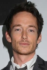 Simon Quarterman في دور Ari