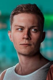 Jeppe Fogsgaard في دور Johnnie Allen