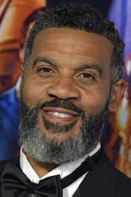 Aaron D. Spears dans le rôle de George Camden