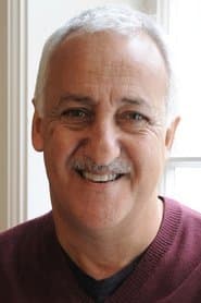 Brian George dans le rôle de The Penguin (voice)
