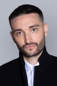 Tom Parker dans le rôle de Self