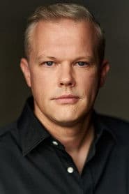Dave Power في دور Lieutenant Schaeffer