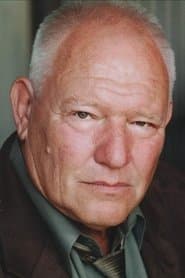 Ron Dean dans le rôle de Karl Richards