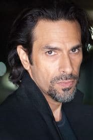 Eddie Velez dans le rôle de Agent Vincent Gomez