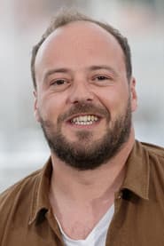 Alban Ivanov في دور Raymond Douanier