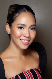 Aicelle Santos dans le rôle de Elsa