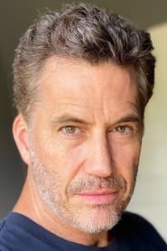 Michael Lowry dans le rôle de Leon Feinberg