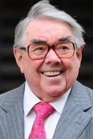 Ronnie Corbett في دور Reggie