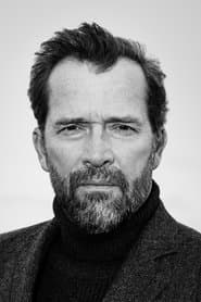 James Purefoy dans le rôle de Tom Bertram