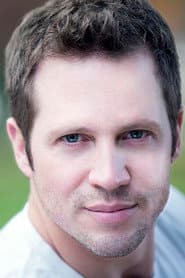 Brent Bondy dans le rôle de Police Officer
