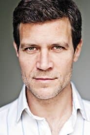 Matt Rippy dans le rôle de Doctor Logan