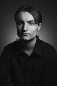 Roman Shipley dans le rôle de 911 Operator