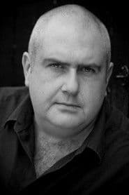 Adrian Hood dans le rôle de Officer