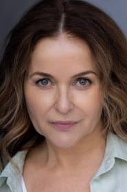 Julia Sawalha dans le rôle de Freda Keill