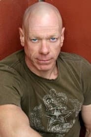 Sheridan Crist dans le rôle de Deacon