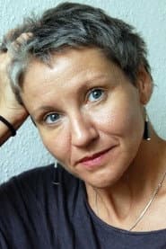 Béatrice Didier dans le rôle de Narrator