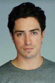 Ben Feldman dans le rôle de Travis