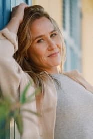Laura Behague في دور Une paysanne