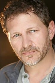 Lee Stringer في دور Detective Stevens