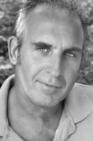 Mark Fauser dans le rôle de Travis