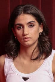 Mia Tharia dans le rôle de July