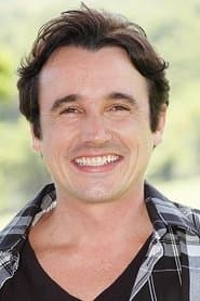 Caio Junqueira dans le rôle de Neto