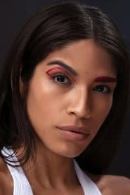 Josielyn Aguilera dans le rôle de Amira
