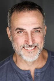 Jim Serrano dans le rôle de Dr. Cash Williams