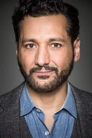 Cas Anvar dans le rôle de Dr. Mittal