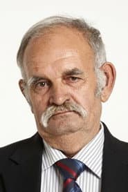 Ali Demirel dans le rôle de Polis