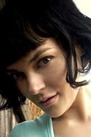 Liz Clare dans le rôle de Assassin's Mistress