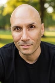 Andrew Morgado dans le rôle de Radio Announcer (voice)