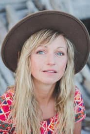 Ashleigh Ball dans le rôle de Applejack / Rainbow Dash / Nurse Redheart (voice)