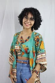 Maya Ramalho dans le rôle de Alice