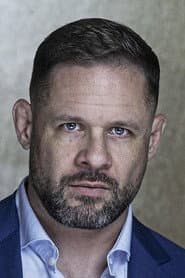 David Thompson dans le rôle de Manuel