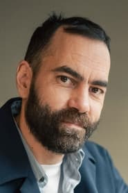 Kaveh Tehrani dans le rôle de Professor Iversen