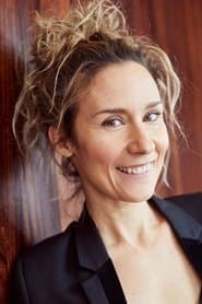 Édith Cochrane في دور Madame Cynthia