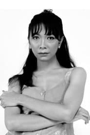 Putri Manjo dans le rôle de Bu Wira